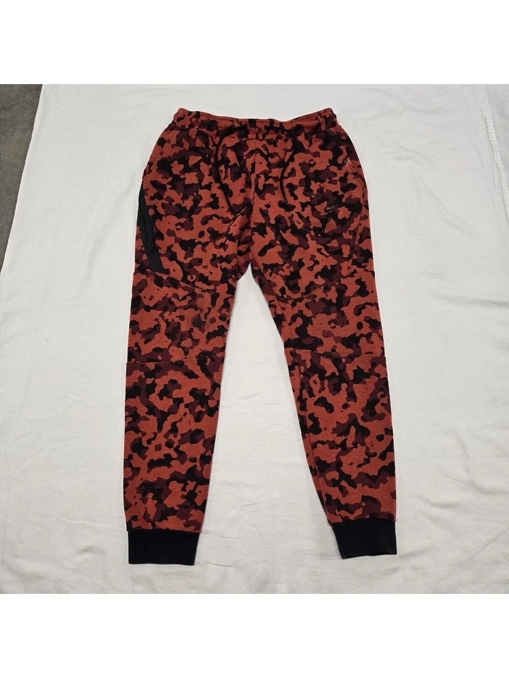 Size MEDIUM Nike Sportswear Tech Fleece Camo Jogger Pants Red Black CJ5981-603